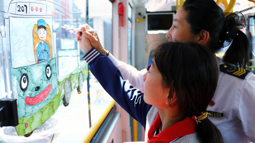 公交车里童心飞扬 青岛小学生用画笔致敬劳动者