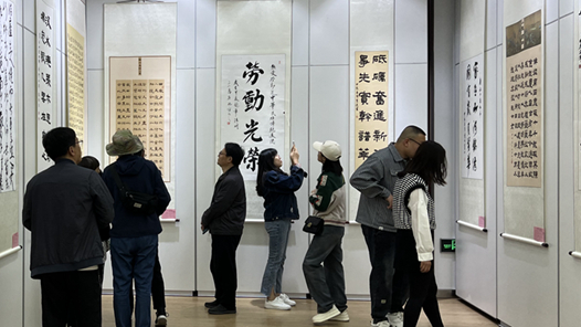 山东莱州市举办庆“五一”职工书法展