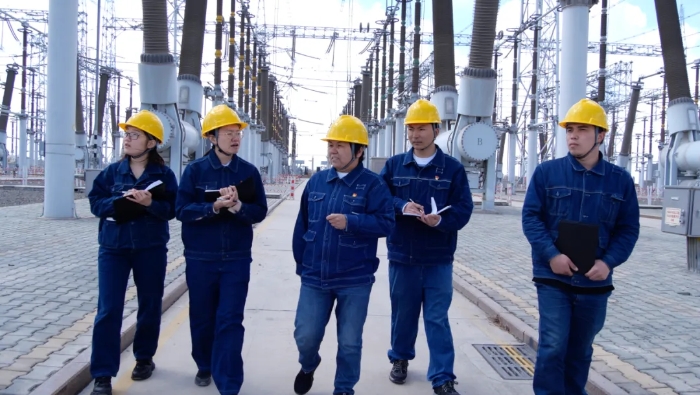 国网新疆超高压分公司职工左热古丽·尼亚孜在750千伏吐鲁番变电站正在为新职工讲解设备运维知识。