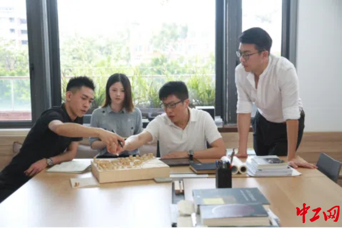 倪阳（右二）与同事们正在讨论设计方案。受访者供图