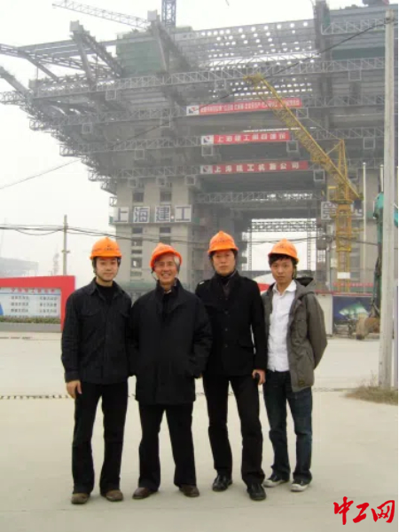 倪阳（右二）身后的中国馆正在建设中。受访者供图
