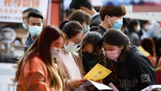 贵???????????年????2000??人??