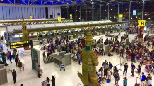 泰国总理赛塔赴机场欢迎首批免签入境中国游客