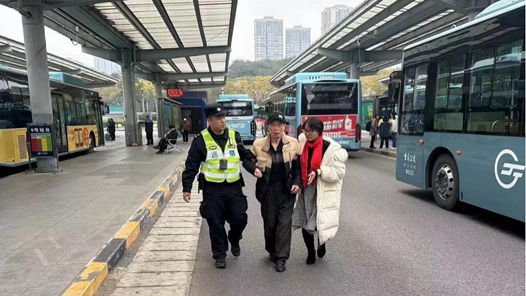 重庆火车北站热情暖“警”服务八方旅客